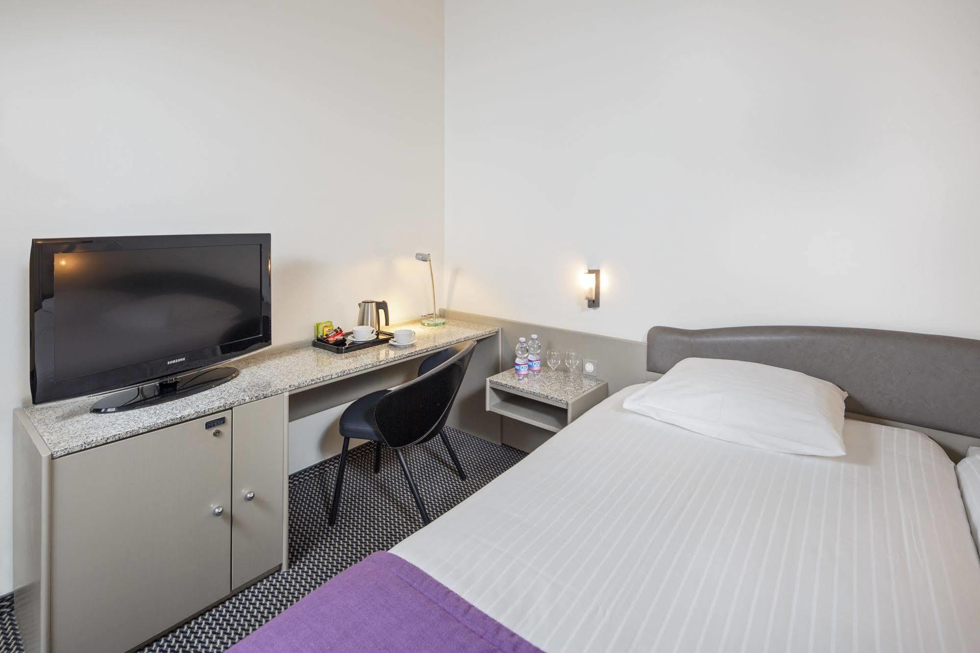 Hotel Fly Away Kloten Eksteriør billede